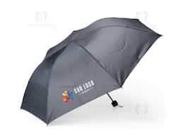 Encare qualquer mudança de clima com o nosso kit capa de chuva e guarda-chuva. Feito para quem busca praticidade e proteção durante os dias chuvosos, o nosso guarda-chuva de nylon conta com uma estrutura reforçada de 7 varetas de aço, botão de abertura, alça para segurar ou enganchá-lo quando não estiver em uso e uma capinha protetora. Essa é a combinação ideal para proteger a parte superior do corpo, enquanto a capa de chuva, feita em plástico resistente, garante proteção para o restante. Além disso, a capa possui touca com cordão ajustável e fechamento por botões de pressão. Ambos os itens vêm em um estojo único de nylon, com alça ajustável para fechamento seguro e mosquetão para prender em malas ou mochilas, oferecendo mais praticidade durante as mudanças de clima.