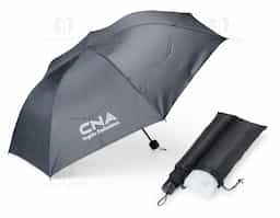 Encare qualquer mudança de clima com o nosso kit capa de chuva e guarda-chuva. Feito para quem busca praticidade e proteção durante os dias chuvosos, o nosso guarda-chuva de nylon conta com uma estrutura reforçada de 7 varetas de aço, botão de abertura, alça para segurar ou enganchá-lo quando não estiver em uso e uma capinha protetora. Essa é a combinação ideal para proteger a parte superior do corpo, enquanto a capa de chuva, feita em plástico resistente, garante proteção para o restante. Além disso, a capa possui touca com cordão ajustável e fechamento por botões de pressão. Ambos os itens vêm em um estojo único de nylon, com alça ajustável para fechamento seguro e mosquetão para prender em malas ou mochilas, oferecendo mais praticidade durante as mudanças de clima.