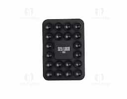 Libere o uso das mãos e utilize nossa ventosa para fixar celulares em superfícies lisas. Produzida em PVC flexível, conta com 20 ventosas que garantem a fixação dos celulares em superfícies como mesas, espelhos, janelas e até no carro, sem a necessidade de ferramentas extras. Basta remover o adesivo 3M, colá-lo no celular e fixá-lo na superfície. Além de sua praticidade, o suporte oferece um espaço exclusivo para personalização, tornando-se uma excelente opção para divulgar a marca do cliente.