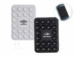 Libere o uso das mãos e utilize nossa ventosa para fixar celulares em superfícies lisas. Produzida em PVC flexível, conta com 20 ventosas que garantem a fixação dos celulares em superfícies como mesas, espelhos, janelas e até no carro, sem a necessidade de ferramentas extras. Basta remover o adesivo 3M, colá-lo no celular e fixá-lo na superfície. Além de sua praticidade, o suporte oferece um espaço exclusivo para personalização, tornando-se uma excelente opção para divulgar a marca do cliente.