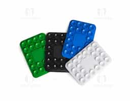 Libere o uso das mãos e utilize nossa ventosa para fixar celulares em superfícies lisas. Produzida em PVC flexível, conta com 20 ventosas que garantem a fixação dos celulares em superfícies como mesas, espelhos, janelas e até no carro, sem a necessidade de ferramentas extras. Basta remover o adesivo 3M, colá-lo no celular e fixá-lo na superfície. Além de sua praticidade, o suporte oferece um espaço exclusivo para personalização, tornando-se uma excelente opção para divulgar a marca do cliente.