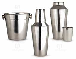 Confraternize com os amigos e prepare drinks deliciosos com facilidade. O nosso kit bar, com utensílios essenciais em inox, torna os momentos ainda mais especiais durante o preparo, garantindo higiene e eficiência. Ele conta com tudo que precisa para uma experiência mais saborosa: coqueteleira de 500ml com peneira na tampa, coador para separar o gelo, colher bailarina ideal para misturar bebidas em copos, jarras e mixing glasses, além de pegador e balde de gelo. Um verdadeiro bar ao seu alcance para momentos inesquecíveis.