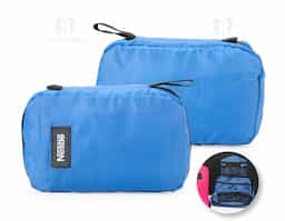 Organize itens de higiene com praticidade e estilo com esta nécessaire de boa capacidade, perfeita para viagens ou uso diário. Ela oferece três compartimentos funcionais: um bolso superior em malha para pequenos objetos, um compartimento central com zíper para itens maiores e três bolsos organizáveis para fácil acesso. Além disso, o bolso inferior com visor em malha permite a visualização e um acesso mais fácil aos itens mais volumosos, evitando que algo passe despercebido. Super prática, a nécessaire vem com um gancho para pendurá-la, garantindo acesso rápido e sem complicação. Feita em poliéster, ela é compacta, leve e cabe perfeitamente em mochilas e malas. Para dar um toque pessoal, conta com um espaço em material emborrachado, ideal para uma personalização exclusiva.