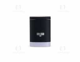 A base de carregamento 3 em 1 é uma solução prática e eficiente para carregar celular, fones e relógio simultaneamente, desde que os dispositivos possuam tecnologia QI. Com indução, ela oferece praticidade e organização. O LED RGB da base apresenta dois modos de iluminação: luz branca e uma alternância entre vermelho, verde e azul. A base não armazena energia e precisa estar conectada ao cabo tipo-C incluso para funcionar corretamente. Ideal para quem busca praticidade no dia a dia.