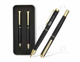 Nosso sofisticado kit de canetas esferográfica e roller em metal é ideal para quem busca estilo e funcionalidade. A caneta esferográfica possui acionamento por rotação, carga azul de 1.0mm, proporcionando uma escrita suave e precisa. A caneta roller, com carga de 0.7mm, oferece um traço delicado e fluido. O kit vem com um estojo de metal revestido em espuma, que protege e exibe as canetas com elegância, tornando-o um presente perfeito ou acessório de escritório refinado.