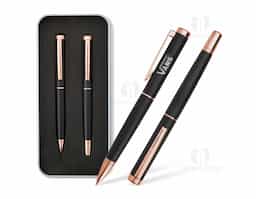 Nosso sofisticado kit de canetas esferográfica e roller em metal é ideal para quem busca estilo e funcionalidade. A caneta esferográfica possui acionamento por rotação, carga azul de 1.0mm, proporcionando uma escrita suave e precisa. A caneta roller, com carga de 0.7mm, oferece um traço delicado e fluido. O kit vem com um estojo de metal revestido em espuma, que protege e exibe as canetas com elegância, tornando-o um presente perfeito ou acessório de escritório refinado.