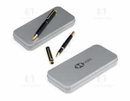 Nosso sofisticado kit de canetas esferográfica e roller em metal é ideal para quem busca estilo e funcionalidade. A caneta esferográfica possui acionamento por rotação, carga azul de 1.0mm, proporcionando uma escrita suave e precisa. A caneta roller, com carga de 0.7mm, oferece um traço delicado e fluido. O kit vem com um estojo de metal revestido em espuma, que protege e exibe as canetas com elegância, tornando-o um presente perfeito ou acessório de escritório refinado.