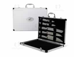 O kit de facas é a solução perfeita para quem busca qualidade nos cortes e organização na cozinha. Com 5 facas em aço inoxidável de diferentes tamanhos, oferece uma experiência gourmet única. Acompanha uma maleta de alumínio texturizado, com interior revestido de veludo e duas travas para maior segurança. A maleta também oferece espaço para personalização, tornando o kit ainda mais exclusivo e ideal para quem valoriza funcionalidade e estilo na cozinha.