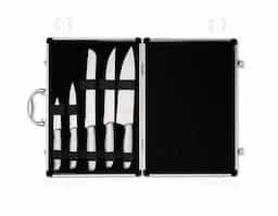 O kit de facas é a solução perfeita para quem busca qualidade nos cortes e organização na cozinha. Com 5 facas em aço inoxidável de diferentes tamanhos, oferece uma experiência gourmet única. Acompanha uma maleta de alumínio texturizado, com interior revestido de veludo e duas travas para maior segurança. A maleta também oferece espaço para personalização, tornando o kit ainda mais exclusivo e ideal para quem valoriza funcionalidade e estilo na cozinha.