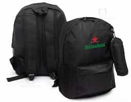 Mochila de nylon com capacidade de 27 litros, ideal para quem busca praticidade no dia a dia. Possui dois compartimentos principais, incluindo um bolso raso para notebook de até 15,6 polegadas, e bolsos laterais telados para acessórios adicionais. A mochila também acompanha um estojo de nylon, oferecendo mais organização para seus itens. Seu design versátil e funcional é perfeito para trabalho, estudos ou viagens curtas.