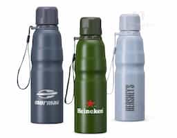 Garrafa de inox com capacidade de 800ml, ideal para manter bebidas frescas por mais tempo. Possui tampa plástica rosqueável, garantindo vedação segura e sem vazamentos. Acompanha cordão para transporte, oferecendo praticidade e facilidade no dia a dia, seja para atividades ao ar livre, academia ou no trabalho. Design resistente e funcional, perfeita para quem busca praticidade e durabilidade em um produto.
