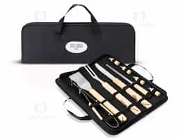O kit completo para um churrasco perfeito! Este conjunto inclui uma faca de 6,5 polegadas, garfo trinchante, pegador, espátula, chaira e 4 pegadores de petiscos, unindo funcionalidade e qualidade em cada peça. Feitas em aço inoxidável, as peças contam com cabos de madeira, que adicionam um toque rústico e elegante ao design. Tudo isso vem acomodado em um prático estojo de nylon com alças, ideal para transporte e organização de cada item. Para deixar o kit ainda mais especial, ele acompanha uma plaquinha metálica personalizável com verso autoadesivo, perfeita para dar um toque exclusivo a esse conjunto indispensável para amantes de churrasco!