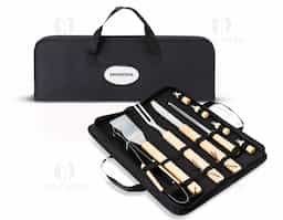 O kit completo para um churrasco perfeito! Este conjunto inclui uma faca de 6,5 polegadas, garfo trinchante, pegador, espátula, chaira e 4 pegadores de petiscos, unindo funcionalidade e qualidade em cada peça. Feitas em aço inoxidável, as peças contam com cabos de madeira, que adicionam um toque rústico e elegante ao design. Tudo isso vem acomodado em um prático estojo de nylon com alças, ideal para transporte e organização de cada item. Para deixar o kit ainda mais especial, ele acompanha uma plaquinha metálica personalizável com verso autoadesivo, perfeita para dar um toque exclusivo a esse conjunto indispensável para amantes de churrasco!