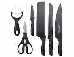 Transforme sua cozinha em um verdadeiro espetáculo com o nosso kit churrasco de 6 peças em inox! Esse conjunto exclusivo une estilo, funcionalidade e qualidade para atender as mais diversas necessidades culinárias. Com lâminas em aço inoxidável de alta durabilidade, cada faca proporciona cortes precisos e eficientes, garantindo uma experiência prática e sem esforço. Além disso, os pegadores oferecem conforto e segurança, mesmo durante o uso prolongado. O design moderno e a cor fosca das peças adicionam um toque de sofisticação a qualquer cozinha, tornando-o um item indispensável tanto para chefs profissionais quanto para amantes da culinária. O conjunto inclui uma faca cutelo com 8?, uma faca de chef com 8?, uma faca de pão 8?, uma faca de aparar com 3,5?, uma tesoura multifunção e um descascador de legumes, itens que garantem versatilidade e desempenho em todas as receitas. Acompanha embalagem de papelão com berço plástico.
