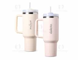 Caneca térmica com capacidade de 1,2 litros feita em inox 304 com parede dupla, contém tampa acrílica rosqueável com acesso para canudo e pegador plástico com aderência emborrachada. Acompanha canudo plástico.