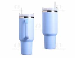 Caneca térmica com capacidade de 1,2 litros feita em inox 304 com parede dupla, contém tampa acrílica rosqueável com acesso para canudo e pegador plástico com aderência emborrachada. Acompanha canudo plástico.