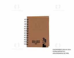 Agenda diária 2025 com espiral, material kraft, capa dura. Contém aproximadamente 169 folhas, entre elas, páginas de dados pessoais, calendário 2024 a 2026, planejamento e aniversários do mês.