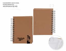 Agenda diária 2025 com espiral, material kraft, capa dura. Contém aproximadamente 169 folhas, entre elas, páginas de dados pessoais, calendário 2024 a 2026, planejamento e aniversários do mês.