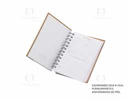 Agenda diária 2025 com espiral, material kraft, capa dura. Contém aproximadamente 169 folhas, entre elas, páginas de dados pessoais, calendário 2024 a 2026, planejamento e aniversários do mês.