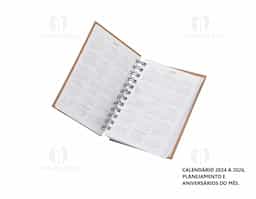 Agenda diária 2025 com espiral, material kraft, capa dura. Contém aproximadamente 169 folhas, entre elas, páginas de dados pessoais, calendário 2024 a 2026, planejamento e aniversários do mês.