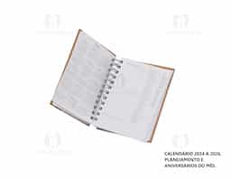 Agenda diária 2025 com espiral, material kraft, capa dura. Contém aproximadamente 169 folhas, entre elas, páginas de dados pessoais, calendário 2024 a 2026, planejamento e aniversários do mês.