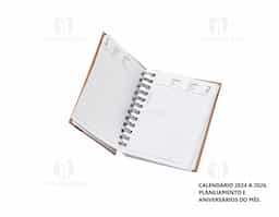 Agenda diária 2025 com espiral, material kraft, capa dura. Contém aproximadamente 169 folhas, entre elas, páginas de dados pessoais, calendário 2024 a 2026, planejamento e aniversários do mês.