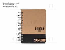 Agenda diária 2026 com capa dura em kraft, folhas brancas e encadernação Wire-O. Possui páginas dedicadas a dados pessoais, calendários de 2025 até 2027, orçamento pessoal, planejamento mensal, anotações diárias lista de contatos e aniversários do mês.