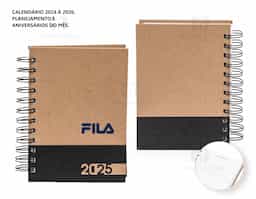 Agenda diária 2026 com capa dura em kraft, folhas brancas e encadernação Wire-O. Possui páginas dedicadas a dados pessoais, calendários de 2025 até 2027, orçamento pessoal, planejamento mensal, anotações diárias lista de contatos e aniversários do mês.