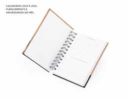 Agenda diária 2026 com capa dura em kraft, folhas brancas e encadernação Wire-O. Possui páginas dedicadas a dados pessoais, calendários de 2025 até 2027, orçamento pessoal, planejamento mensal, anotações diárias lista de contatos e aniversários do mês.