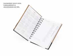 Agenda diária 2026 com capa dura em kraft, folhas brancas e encadernação Wire-O. Possui páginas dedicadas a dados pessoais, calendários de 2025 até 2027, orçamento pessoal, planejamento mensal, anotações diárias lista de contatos e aniversários do mês.