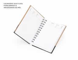 Agenda diária 2026 com capa dura em kraft, folhas brancas e encadernação Wire-O. Possui páginas dedicadas a dados pessoais, calendários de 2025 até 2027, orçamento pessoal, planejamento mensal, anotações diárias lista de contatos e aniversários do mês.