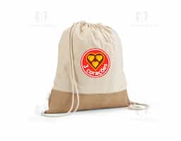 Sacola tipo mochila feita com 70% algodão reciclado e 30% poliéster reciclado (180 g/m²), com base em juta, proporcionando resistência e um design sustentável. Com alças ajustáveis, oferece praticidade para carregar seus itens de forma confortável, seja no dia a dia ou em atividades ao ar livre. A combinação de materiais reciclados garante uma opção ecológica, sem abrir mão da funcionalidade e durabilidade, ideal para quem busca uma escolha mais consciente.