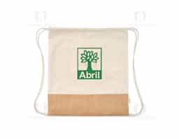 Sacola tipo mochila feita com 70% algodão reciclado e 30% poliéster reciclado (180 g/m²), com base em juta, proporcionando resistência e um design sustentável. Com alças ajustáveis, oferece praticidade para carregar seus itens de forma confortável, seja no dia a dia ou em atividades ao ar livre. A combinação de materiais reciclados garante uma opção ecológica, sem abrir mão da funcionalidade e durabilidade, ideal para quem busca uma escolha mais consciente.