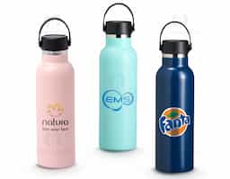 Garrafa Térmica feita em Inox 304 com parede dupla e capacidade de 550ml. Com tampa rosqueável e alça para transporte para levá-la onde quiser.