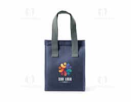 Bolsa térmica em 300D de alta densidade com pegas em webbing. Contém 1 compartimento principal com fecho aderente. Capacidade até 6 L. 240 x 290 x 140 mm