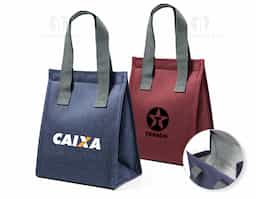 Bolsa térmica em 300D de alta densidade com pegas em webbing. Contém 1 compartimento principal com fecho aderente. Capacidade até 6 L. 240 x 290 x 140 mm