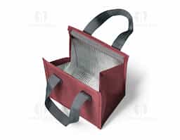 Bolsa térmica em 300D de alta densidade com pegas em webbing. Contém 1 compartimento principal com fecho aderente. Capacidade até 6 L. 240 x 290 x 140 mm