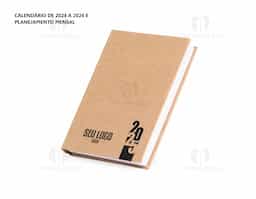 Agenda diária modelo 2026 de capa em kraft. Conta com páginas dedicadas para dados pessoais, calendários de 2025 a 2027, orçamento pessoal, planejamento mensal, espaço para anotações diárias e lista de contatos e aniversários.