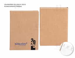 Agenda diária modelo 2026 de capa em kraft. Conta com páginas dedicadas para dados pessoais, calendários de 2025 a 2027, orçamento pessoal, planejamento mensal, espaço para anotações diárias e lista de contatos e aniversários.