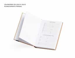 Agenda diária modelo 2026 de capa em kraft. Conta com páginas dedicadas para dados pessoais, calendários de 2025 a 2027, orçamento pessoal, planejamento mensal, espaço para anotações diárias e lista de contatos e aniversários.