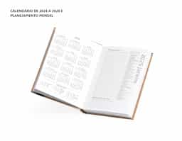 Agenda diária modelo 2026 de capa em kraft. Conta com páginas dedicadas para dados pessoais, calendários de 2025 a 2027, orçamento pessoal, planejamento mensal, espaço para anotações diárias e lista de contatos e aniversários.