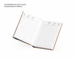 Agenda diária modelo 2026 de capa em kraft. Conta com páginas dedicadas para dados pessoais, calendários de 2025 a 2027, orçamento pessoal, planejamento mensal, espaço para anotações diárias e lista de contatos e aniversários.