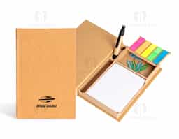 Tudo em seu lugar, prontinho para as anotações! Nosso Bloco de Anotações Ecológico é perfeito para manter a organização enquanto se registra ideias. Feito de material kraft, ele vem com 100 folhas brancas para anotações, 5 marcadores autoadesivos coloridos para destacar o que é importante, 7 clips guardados em uma gavetinha prática e uma mini caneta de papelão com carga esferográfica azul. E ainda conta com espaço para armazenar a caneta e dois suportes porta-caneta, garantindo praticidade no dia a dia. Este bloco é tudo o que o seu cliente precisa para dias repletos de anotações.