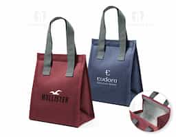 Bolsa térmica em 300D de alta densidade com pegas em webbing. Contém 1 compartimento principal com fecho aderente. Capacidade até 2.5 L. 170 x 220 x 130 mm