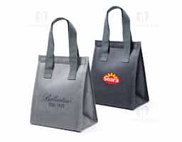 Bolsa térmica em 300D de alta densidade com pegas em webbing. Contém 1 compartimento principal com fecho aderente. Capacidade até 2.5 L. 170 x 220 x 130 mm