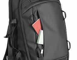 Mochila para notebook em 900D, poliéster reciclado (100% rPET), de alta densidade, com revestimento resistente à água e forro em 210D poliéster reciclado (100% rPET). Possui 1 compartimento traseiro com divisória almofadada para notebook até 17.3" e um bolso frontal com zíper. Parte posterior com acolchoamento extra. Contém cintas de compressão removíveis na parte frontal da mochila e detalhes refletores nas pegas e alças. Capacidade até 21 L 340 x 490 x 140 mm