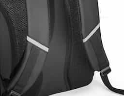 Mochila para notebook em 900D, poliéster reciclado (100% rPET), de alta densidade, com revestimento resistente à água e forro em 210D poliéster reciclado (100% rPET). Possui 1 compartimento traseiro com divisória almofadada para notebook até 17.3" e um bolso frontal com zíper. Parte posterior com acolchoamento extra. Contém cintas de compressão removíveis na parte frontal da mochila e detalhes refletores nas pegas e alças. Capacidade até 21 L 340 x 490 x 140 mm