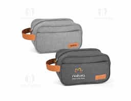 Bolsa de cosméticos em 600D de alta densidade e pega em PU. Contém bolso frontal com zíper e placa em PU. 220 x 130 x 130 mm