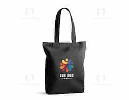 Sacola em 70% algodão reciclado e 30% poliéster reciclado (220g/m²), com alças de 65 cm. O tecido é sem tingimento, é utilizado na sua cor original, sem produtos químicos de tingimento ou branqueamento, contribuindo para um menor impacto ambiental. 380 x 420 x 100 mm