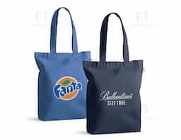 Sacola em 70% algodão reciclado e 30% poliéster reciclado (220g/m²), com alças de 65 cm. O tecido é sem tingimento, é utilizado na sua cor original, sem produtos químicos de tingimento ou branqueamento, contribuindo para um menor impacto ambiental. 380 x 420 x 100 mm